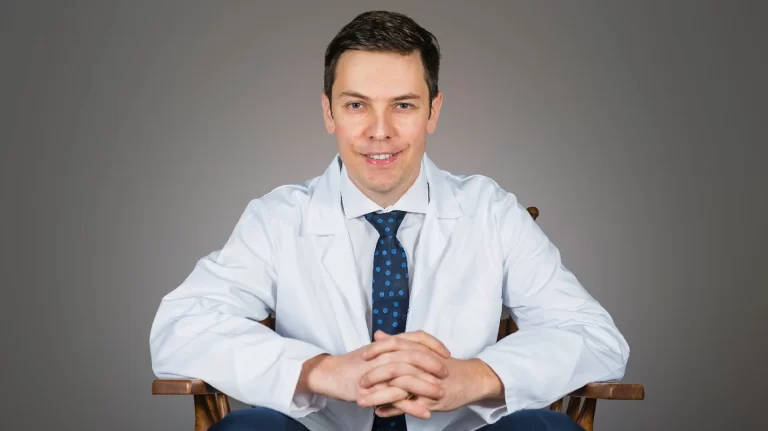​Dr. Olimpiu Hârceagă este un chirurg plastician și dermatolog de renume, recunoscut pentru expertiza sa în chirurgia estetică și reconstructivă.